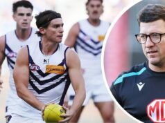 A estrela do Fremantle Dockers, Caleb Serong, presta uma comovente homenagem ao técnico do Port Adelaide, Josh Carr