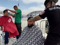Copa do Mundo: barbeiros cortam cabelos e sorriem no estádio de Los Angeles – Copa 2016