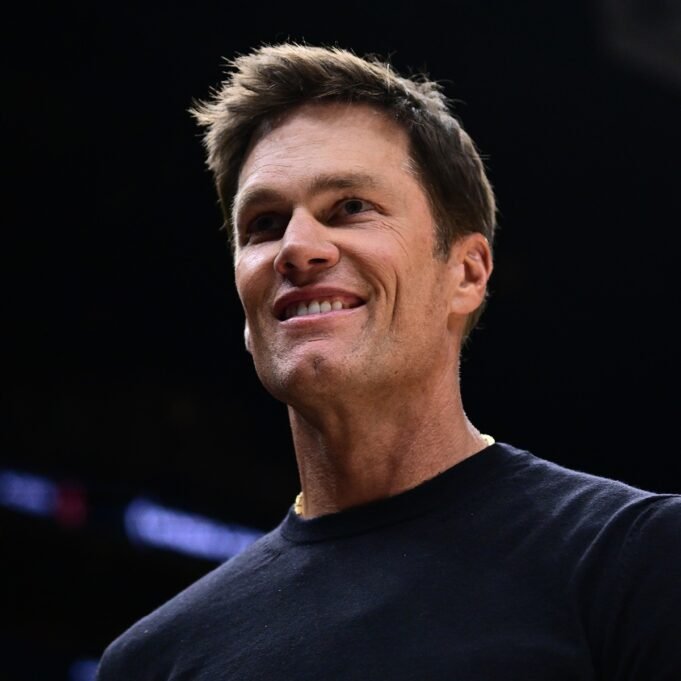 Tom Brady reage ao vídeo dele dando um tapa em Logan Paul no palco