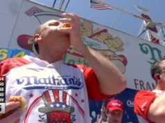 Joey Chestnut vence o 18º concurso anual de cachorro-quente