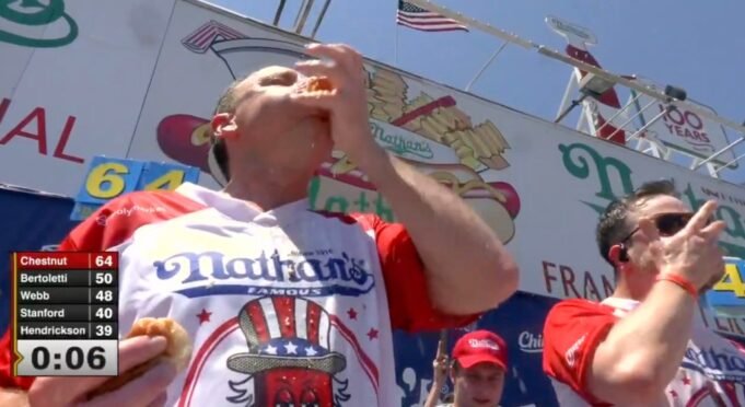 Joey Chestnut vence o 18º concurso anual de cachorro-quente Joey Chestnut vence o 18º concurso anual de cachorro-quente