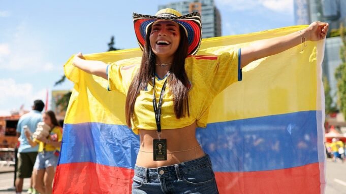 Torcedores colombianos invadem Vancouver antes do jogo das oitavas de final da Copa do Mundo contra a Suíça.