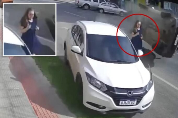 Vídeo horrível mostra uma mulher escapando por pouco da morte quando um caminhão em alta velocidade bate no SUV ao lado dela Vídeo horrível mostra uma mulher escapando por pouco da morte quando um caminhão em alta velocidade bate no SUV ao lado dela