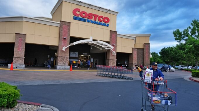 Polícia prende acusado de roubar itens da Costco usando fraude de cartão de crédito. Polícia prende acusado de roubar itens da Costco usando fraude de cartão de crédito.