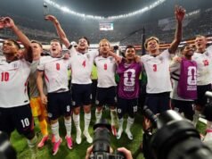 Jordan Henderson foi retirado da maca após uma lesão horrível, comemorando a vitória da Inglaterra na Copa do Mundo sobre o México