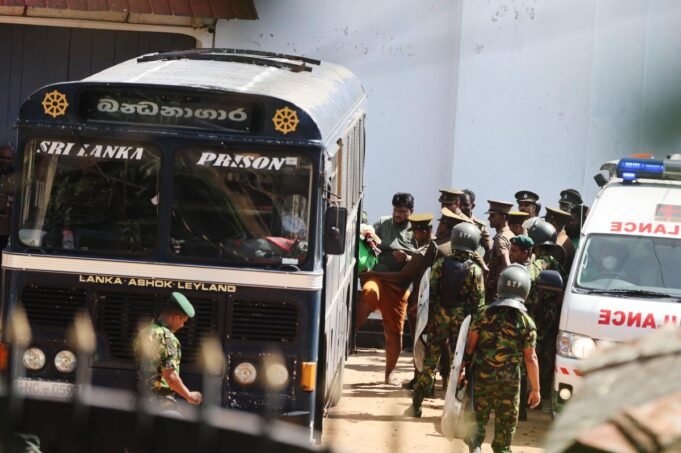 Briga massiva na prisão do Sri Lanka deixa pelo menos 26 mortos e 77 hospitalizados Briga massiva na prisão do Sri Lanka deixa pelo menos 26 mortos e 77 hospitalizados