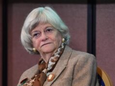 A polícia britânica prende um suspeito do assassinato da ex-membro do Parlamento Ann Widdecombe