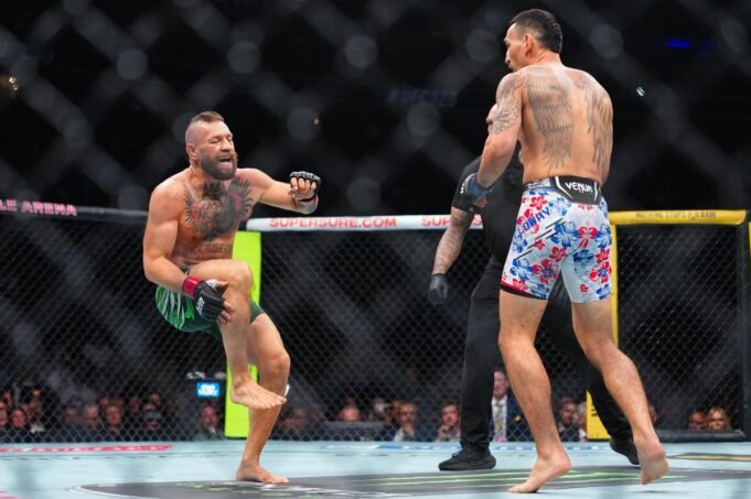 Conor McGregor machucou a perna na derrota rápida para Max Holloway no UFC 329 – e foi vaiado ferozmente pelos fãs