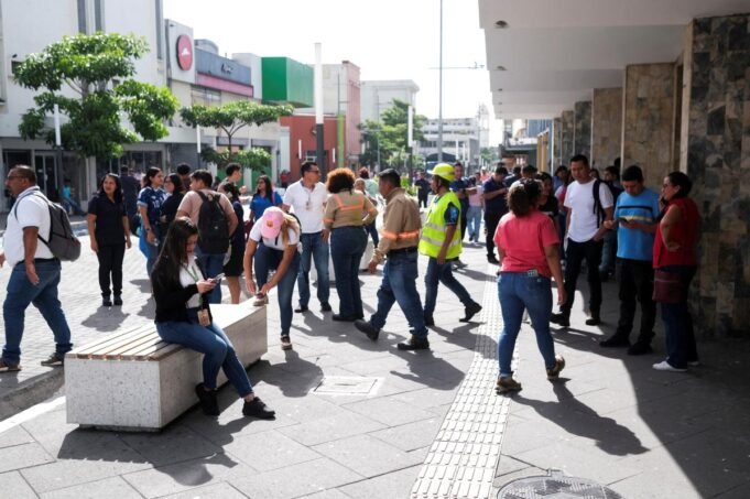 Um forte terremoto atingiu a costa do México, perto da Guatemala, provocando uma ameaça de tsunami Um forte terremoto atingiu a costa do México, perto da Guatemala, provocando uma ameaça de tsunami