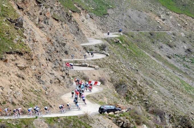 Tempestade causa deslizamentos de terra na rota do Tour de France para Col de Sarenne, perto de Alpe d’Huez. Tempestade causa deslizamentos de terra na rota do Tour de France para Col de Sarenne, perto de Alpe d’Huez.