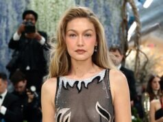 Gigi Hadid usa vestido rosa no casamento de Taylor Swift e Travis Kelce