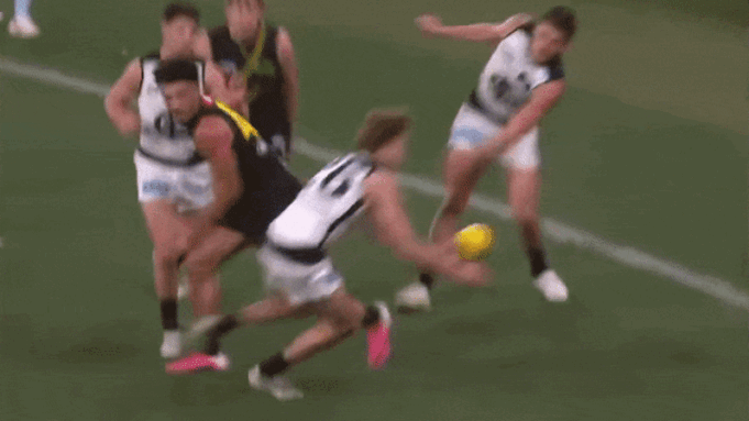 A polêmica cobrança de falta de Nick Haynes faltando 13 segundos para o fim do cronômetro durante uma finalização frenética no confronto Carlton-Richmond A polêmica cobrança de falta de Nick Haynes faltando 13 segundos para o fim do cronômetro durante uma finalização frenética no confronto Carlton-Richmond
