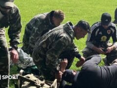 Bombas, sangue, emboscadas – por que os treinadores de futebol treinam com os militares.