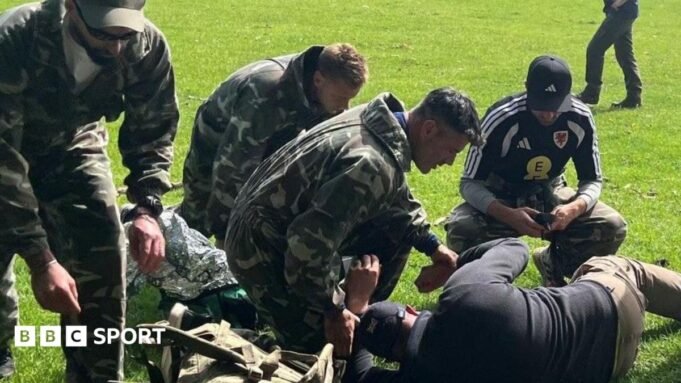 Bombas, sangue, emboscadas – por que os treinadores de futebol treinam com os militares. Bombas, sangue, emboscadas – por que os treinadores de futebol treinam com os militares.