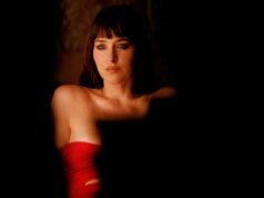 Dakota Johnson estrela campanha de luxo para Valentino com um toque cinematográfico