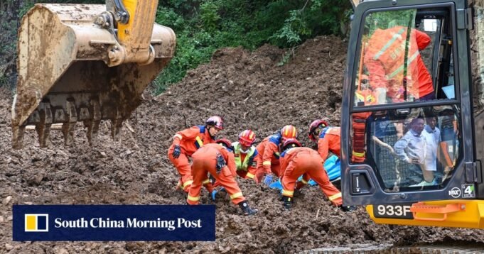 Deslizamentos de terra esmagam trabalhadores madeireiros na China; número de mortos sobe para 21 Deslizamentos de terra esmagam trabalhadores madeireiros na China; número de mortos sobe para 21
