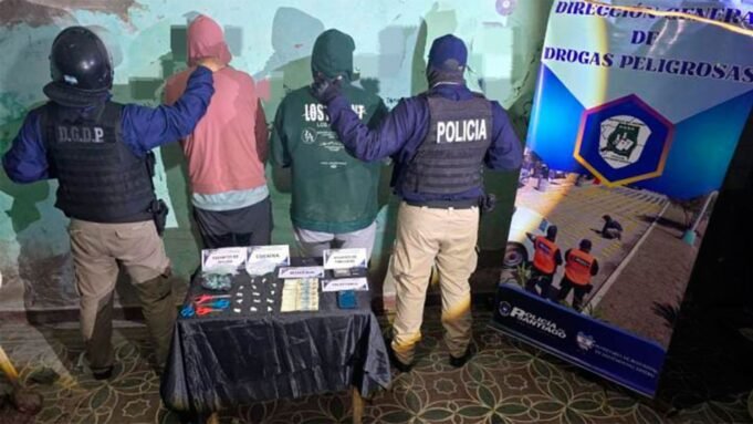 Invasão em Clodomira: Invadiram um suposto quiosque de drogas e prenderam três pessoas Invasão em Clodomira: Invadiram um suposto quiosque de drogas e prenderam três pessoas
