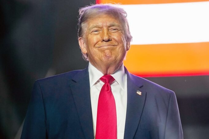 As celebrações do Freedom 250 de Donald Trump sofrem um revés quando o painel cai durante a apresentação ao vivo, quase esmagando os dançarinos