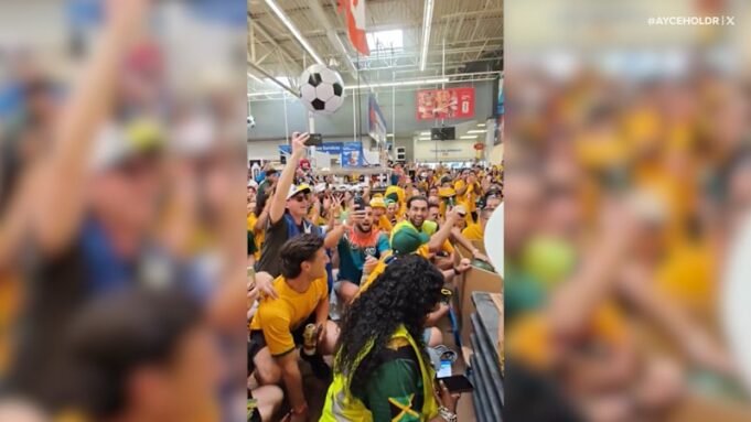 Fãs australianos turbulentos assumiram o controle do Walmart