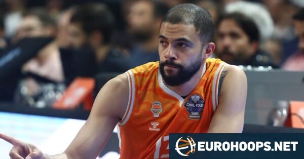 e633a92b-darius-thompson-signals-valencia-vs-real-madrid-final-four-600x314.jpg