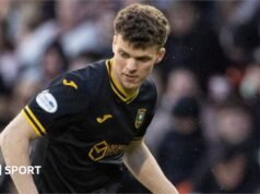 O Aberdeen contratou o extremo Lewis Smith ao Livingston.