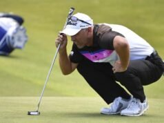 O australiano Cameron Percy cruza para liderar o Senior Open