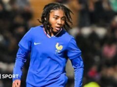 Superliga Feminina: A zagueira francesa Jade Rastokel assina pelo Birmingham.