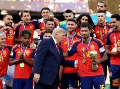 Donald Trump entrega o troféu da Copa do Mundo à Espanha. E ele ganhou um empurrãozinho ao tentar se manter no centro das atenções.