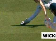 Inglaterra x Índia, terceiro dia: Lauren Bell vence o primeiro postigo do dia enquanto Amy Jones faz uma captura brilhante em Smriti Mandhana.