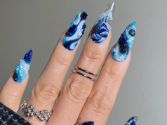 13 ideias impressionantes de nail art em azul cobalto, de blocos de cores modernos a dispositivos 3D futuristas