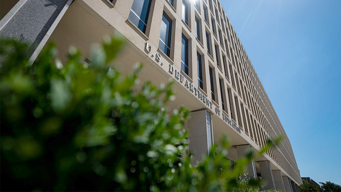 O administrador de Trump ameaça cortar o financiamento federal das escolas de Kansas City O administrador de Trump ameaça cortar o financiamento federal das escolas de Kansas City