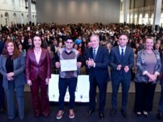 O governador Elias Suarez participou da entrega de certificados aos primeiros formandos do programa Santiago Crece con Vos.