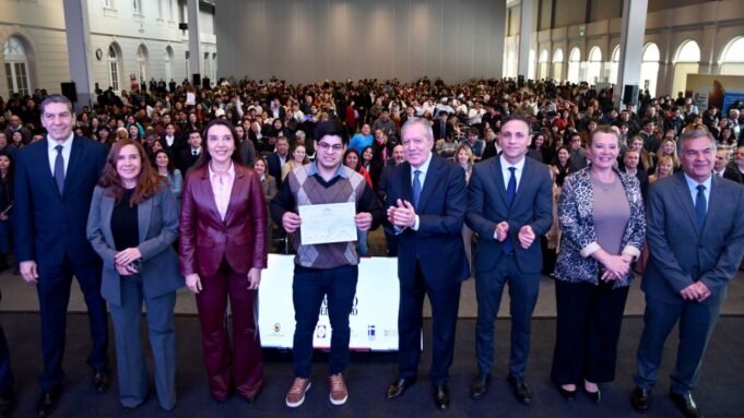 O governador Elias Suarez participou da entrega de certificados aos primeiros formandos do programa Santiago Crece con Vos.