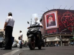 Transmissão ao vivo da Guerra do Irã: Teerã ataca os EUA antes do grande funeral de Ali Khamenei
