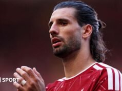 O meio-campista do Liverpool, Dominique Zbozli, assinou um contrato de cinco anos.