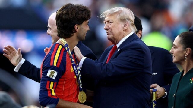 ferran-torres-world-cup-final-trophy.jpg