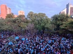 Após a histórica vitória da Argentina, milhares de pessoas de Santiago saíram às ruas e lotaram a Plaza Libertad.
