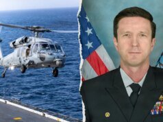 Marinha dos EUA nomeia comandante. Edwards como marinheiro perdido em acidente de barco no Mar da Arábia