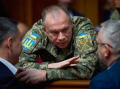 Zelensky demitiu o chefe do Exército depois de este apoiá-lo numa crise que abalou o governo e gerou protestos.