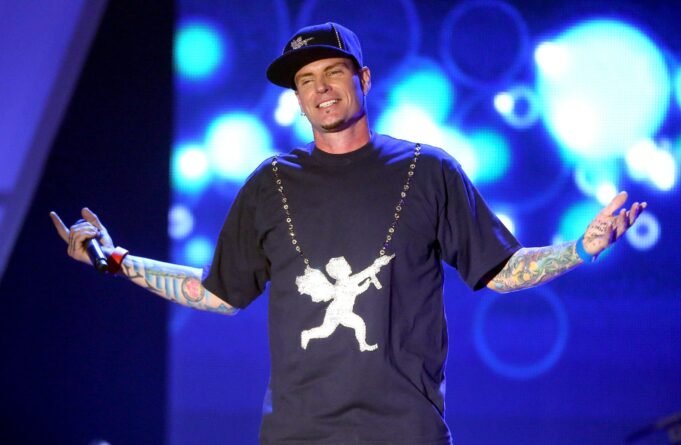 Vanilla Ice hasteia a bandeira americana em todos os shows