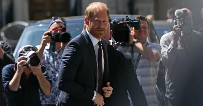 O Príncipe Harry perde a batalha legal contra os editores do Daily Mail enquanto a Suprema Corte do Reino Unido rejeita todas as reivindicações O Príncipe Harry perde a batalha legal contra os editores do Daily Mail enquanto a Suprema Corte do Reino Unido rejeita todas as reivindicações