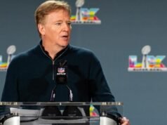Roger Goodell está assistindo a um jogo da NFL no Japão, pensando em mais países