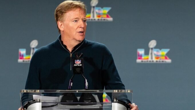 Roger Goodell está assistindo a um jogo da NFL no Japão, pensando em mais países