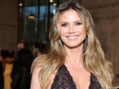 Heidi Klum faz topless em uma viagem à praia usando um saco de batatas fritas como cobertura