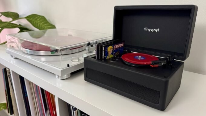 Minima Vinyl move o mini toca-discos e outros mini acessórios para sua mini unidade: Prática