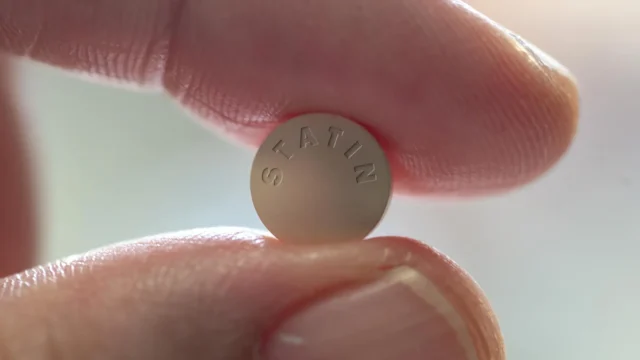 holding-statin-pill-close-up.webp.webp