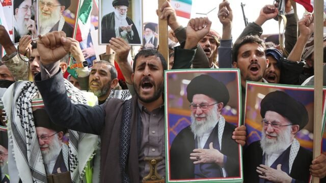 houthis-khamenei-protest.jpg