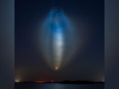 Lançamento da SpaceX em 10 de julho de 2026 cria ‘água-viva’ colorida em foto do céu noturno