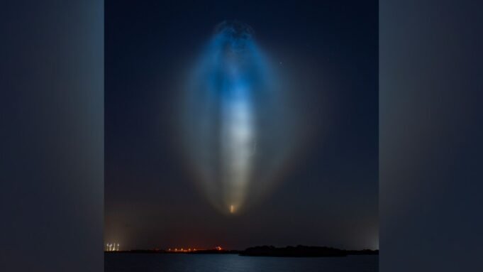 Lançamento da SpaceX em 10 de julho de 2026 cria ‘água-viva’ colorida em foto do céu noturno