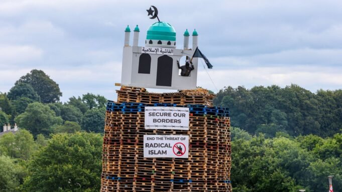 Maquete de mesquita incendiada na Irlanda do Norte | Islamofobia